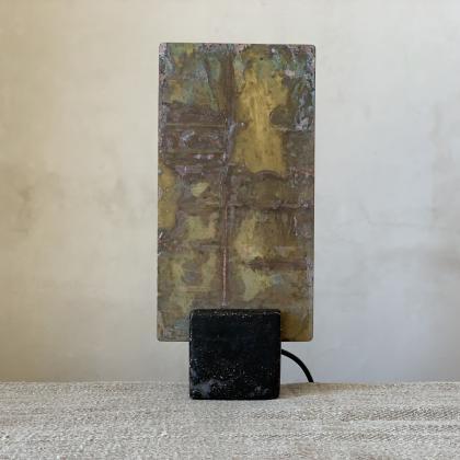 SCULPTURAL LIGHTING: TABLE LAMP IN BRASS AND CONCRETE